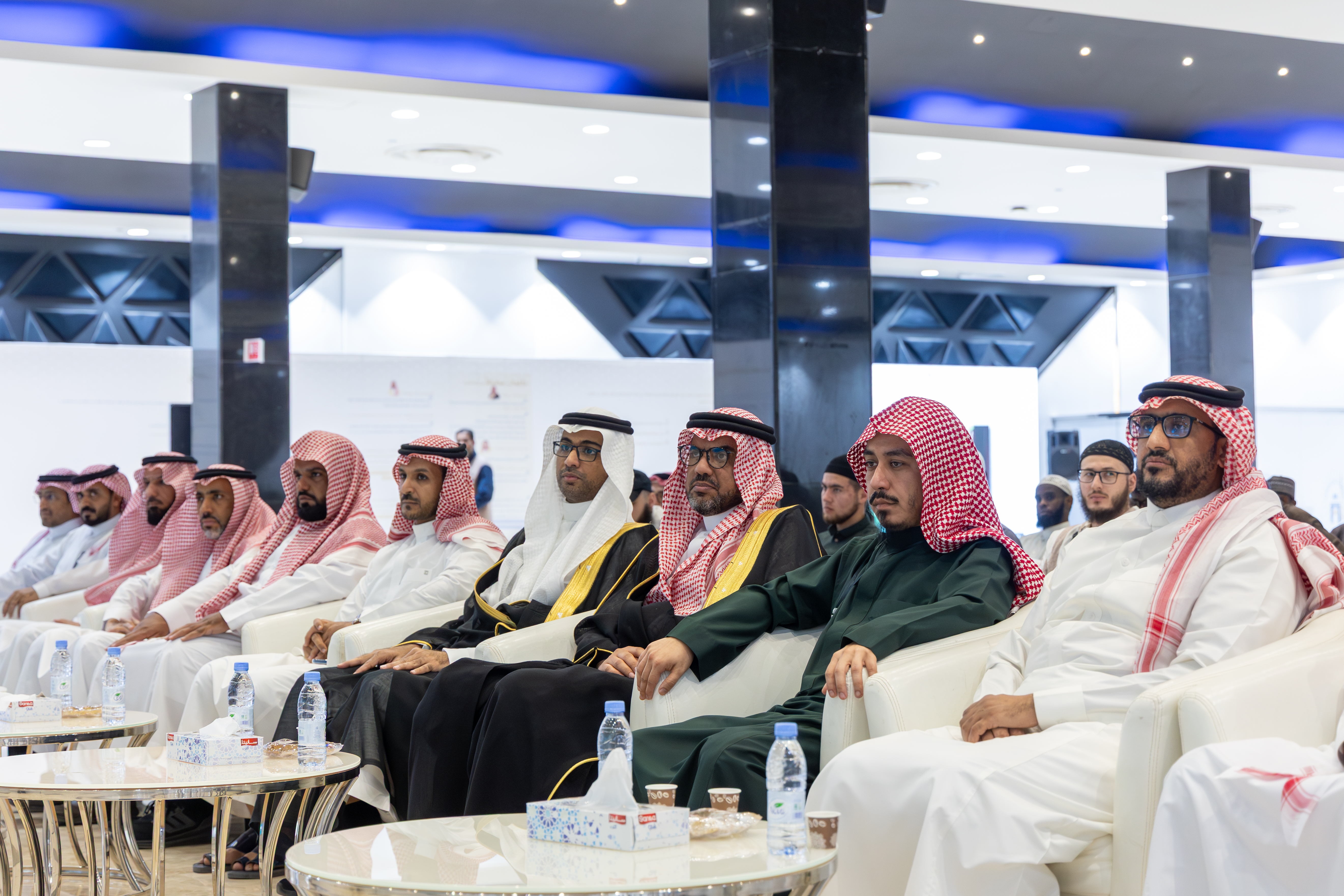 رئيس الجامعة يدشّن الملتقى والمعرض الطلابي الأول لوحدة التوعية الفكرية «وعي وبناء»